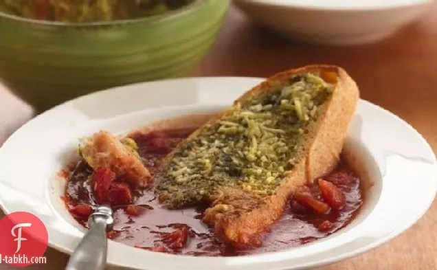 شوربة الطماطم الإيطالية مع خبز البيستو بالجبن