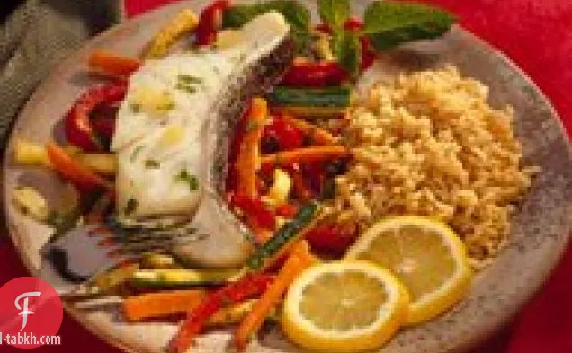 باس البحر مع مزيج الخضار