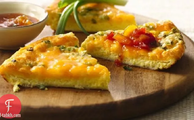عجة جبنة منتفخة مخبوزة مع صلصة الخوخ