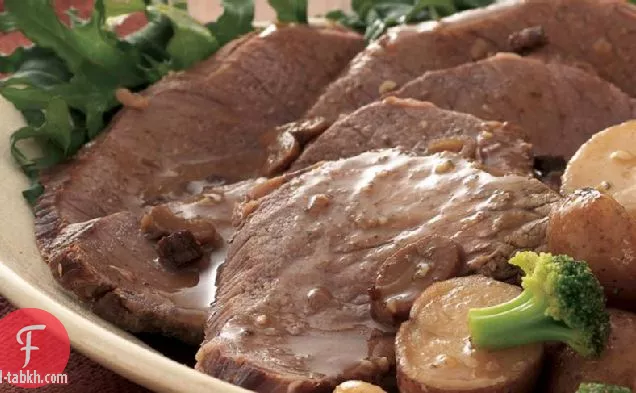 بطيئة طباخ الثوم مطهو ببطء لحوم البقر والبطاطا