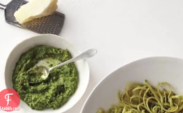 الخردل الأخضر والثوم المحمص بيستو مع جبن بيكورينو رومانو