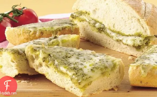 خبز البيستو بالجبن المشوي