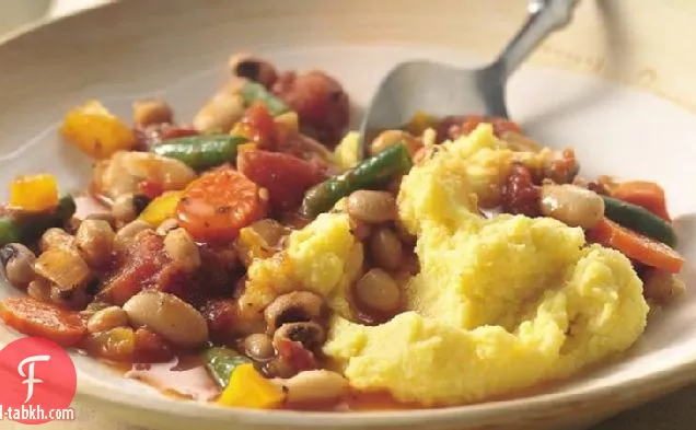 يخنة الفاصوليا والخضروات مع عصيدة من دقيق الذرة