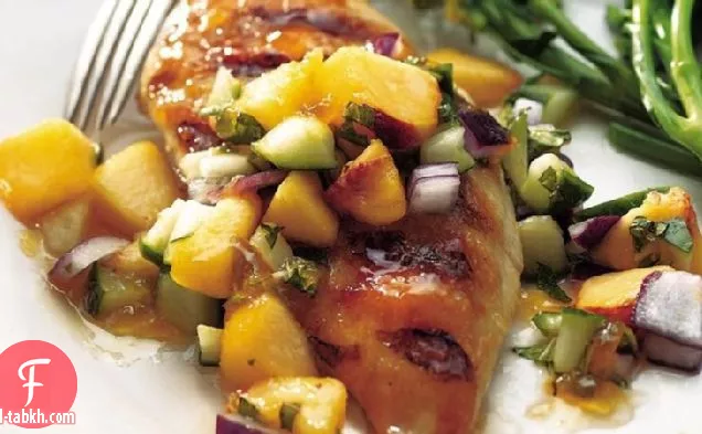 صدور دجاج مشوية مع صلصة الخيار والخوخ