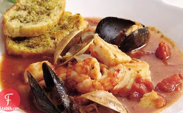 يخنة المأكولات البحرية الإيطالية مع خبز محمص بالثوم والأعشاب