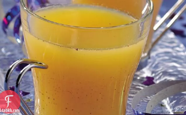 طباخ بطيء نبيذ التوت البري الأبيض المتبل