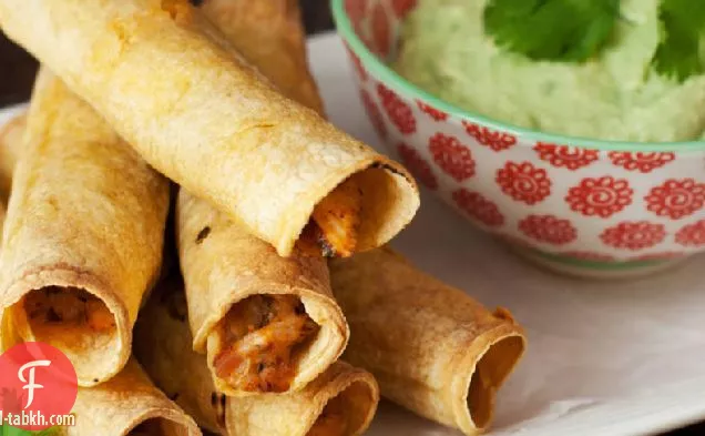 تاكيتوس دجاج مشوي مع الفلفل الأخضر وزبادي الأفوكادو