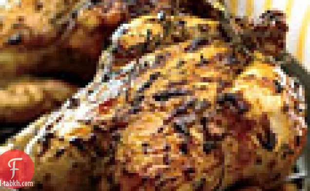 دجاج مشوي بالخردل مع سلطة فريزي الحارة والإصبعيات ولحم الخنزير المقدد