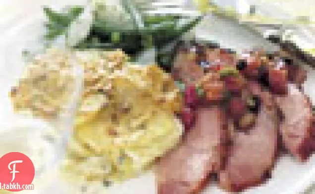 لحم الخنزير المخبوز مع طلاء الكشمش الأحمر والخردل والصلصة الراوند