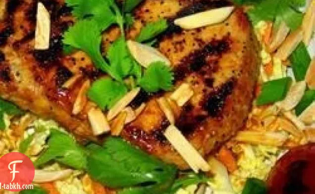 سلطة لحم خنزير أدوبو المشوي مع الخوخ واللوز