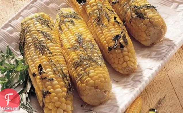 الذرة المخبوزة على قطعة خبز مع الأعشاب