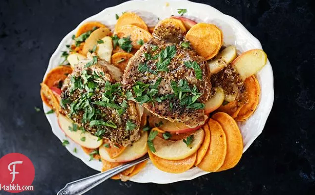 شرائح لحم الخنزير المقلية مع البطاطا الحلوة والتفاح وصلصة الخردل