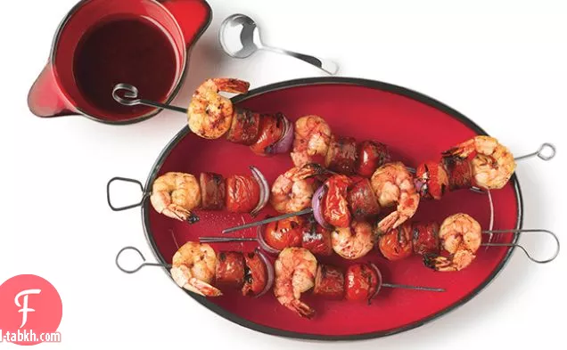 أسياخ روبيان مشوي وسجق مع طبقة بابريكا مدخنة