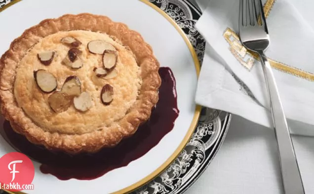 سوفل الليمون Tart تارتليتس مع اللوز المسكر وصلصة العليق
