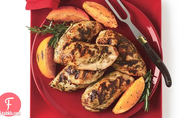 صدور الدجاج المحشوة مع صلصة إكليل الجبل والبرتقال
