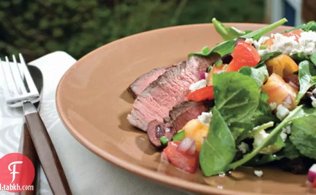 شريحة لحم مشوية بالفلفل مع سلطة الصيف المفرومة