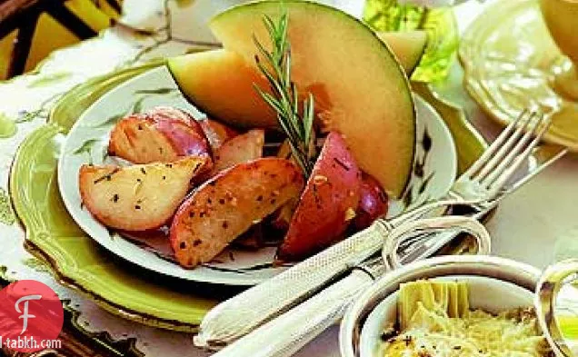 البطاطا المحمصة مع إكليل الجبل وملح البحر
