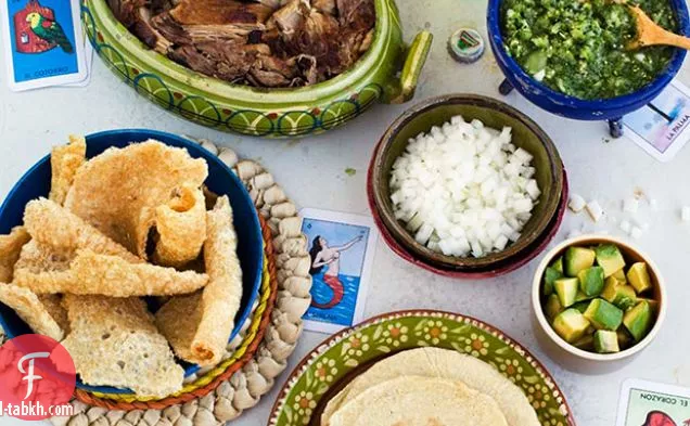 سندويشات التاكو من الكارنيتاس المحمصة مع البرتقال والحليب والفلفل