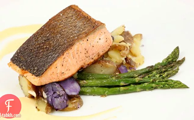 سمك السلمون المقرمش مع الهليون المشوي والبطاطا الإصبعية وصلصة هولنديز