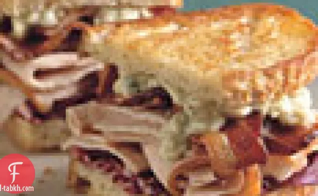 شطائر الديك الرومي المشوي ، لحم الخنزير المقدد ، راديتشيو ، والجبن الأزرق