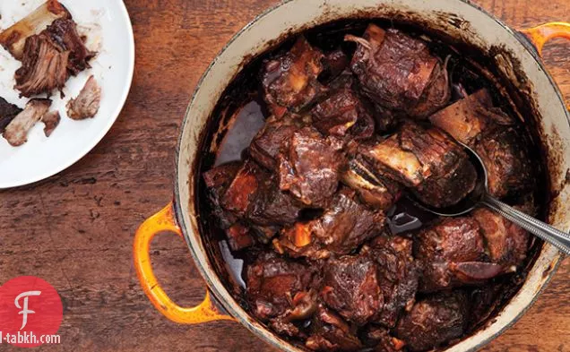 النبيذ الأحمر-شورتريبس مطهو ببطء