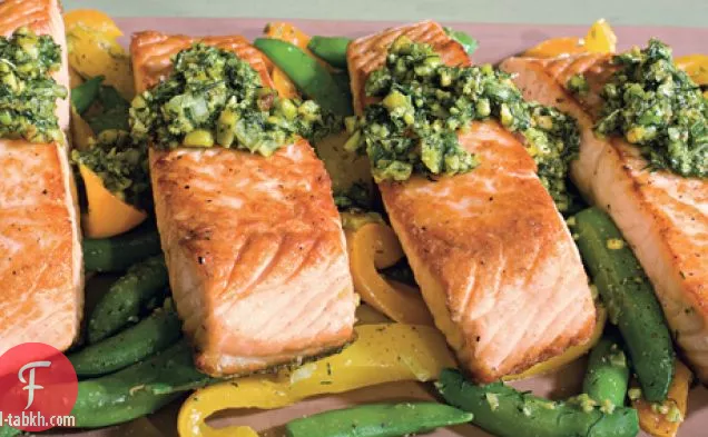 سمك السلمون مع البازلاء المفاجئة والفلفل الأصفر والشبت والفستق بيستو