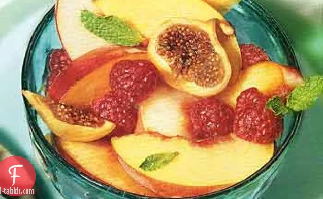 فاكهة الصيف الطازجة في شراب الزنجبيل والنبيذ