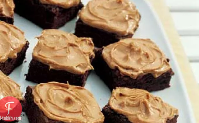 الشوكولاته الكعك مع زبدة الفول السوداني صقيع