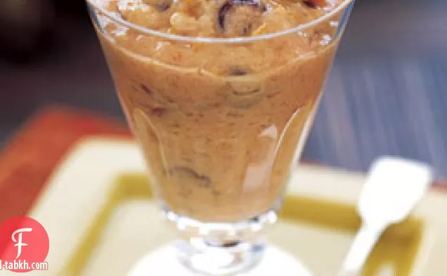 بودنغ الأرز مع الكاكي والتوت البري المجفف