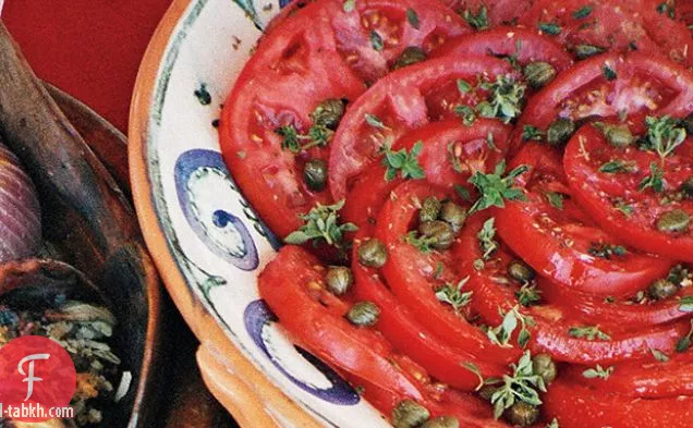 سلطة الطماطم مع صلصة الكراث والكبر والريحان