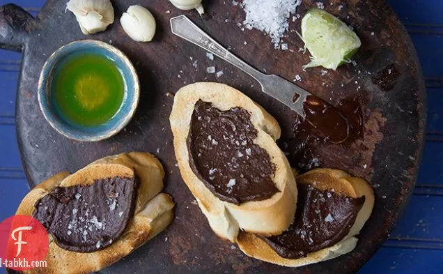 موجو بالشوكولاتة والثوم مع الخبز الكوبي المحمص (توستاداس دي بان كوبانو كون موجو دي شوكولاتة)