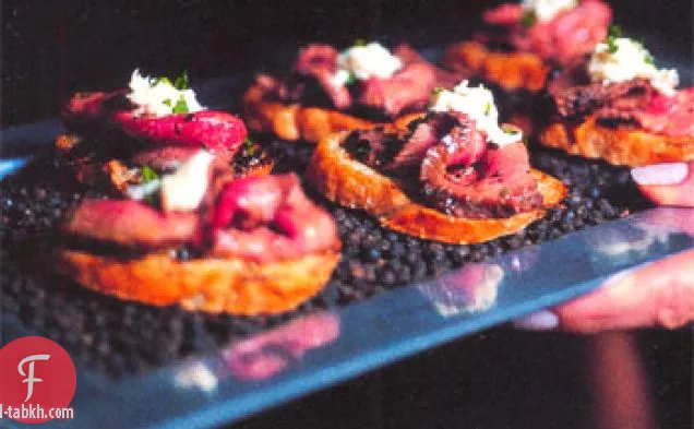 شريحة لحم بالفلفل مع كريمة الفجل على كروستيني الثوم المشوي