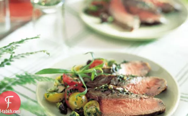 شريحة لحم مقشرة بالأعشاب مع طماطم كرزية وزيتون