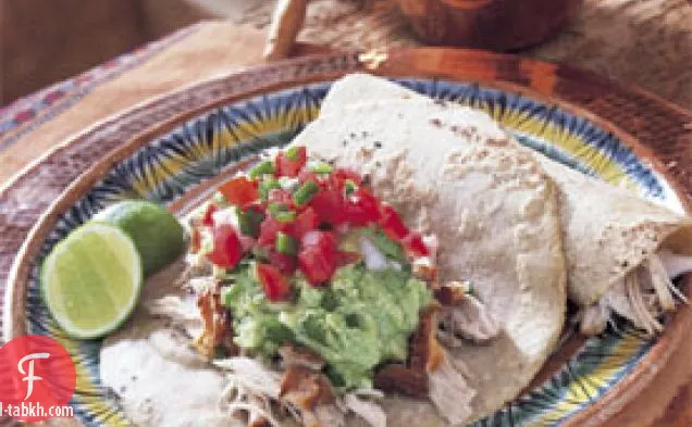 لحم الخنزير المقرمش مع صلصة الأفوكادو وصلصة الطماطم