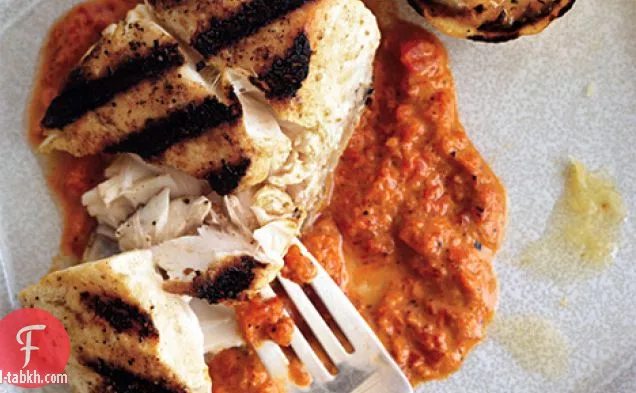 سمك الهلبوت المشوي مع الفلفل الأحمر المشوي حريصا