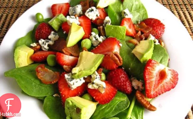 سلطة الفراولة والأفوكادو والسبانخ في صلصة الخل البلسم بالتوت