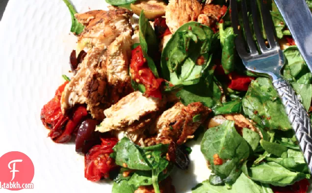 سلطة السبانخ مع الدجاج البلسمي والطماطم المحمصة واليونانية