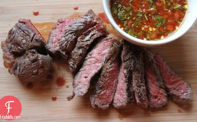 نمر البكاء (ستيك مشوي على الطريقة التايلاندية مع صلصة الفلفل الحار الجاف)