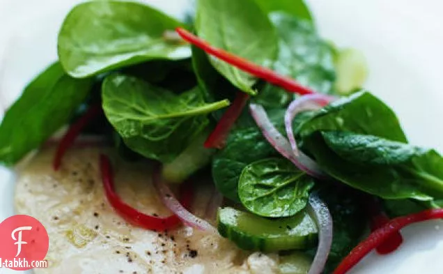 دجاج بالزنجبيل مع سلطة الخيار والسبانخ