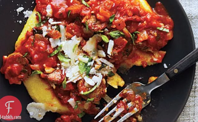 عصيدة من دقيق الذرة البارميزان وصلصة النقانق الحارة