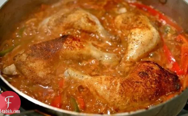 مقلاة سهلة الدجاج مطهو ببطء مع الفلفل والفلفل الحلو