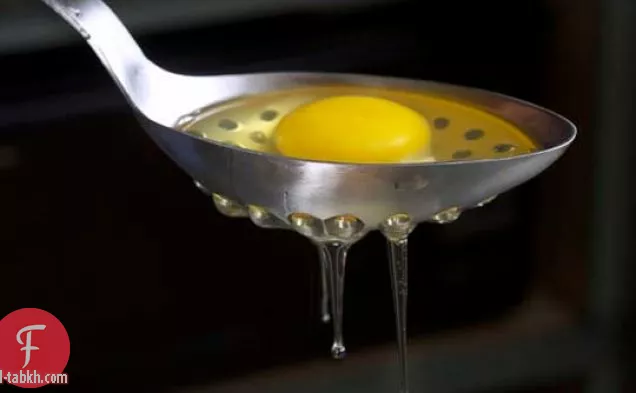 بيض مسلوق مع سبانخ سوتيه لشخصين