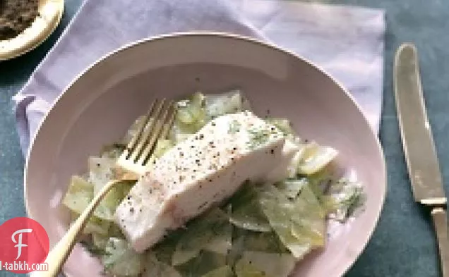 ملفوف أخضر مطهو على البخار مع فيليه سمك الهلبوت