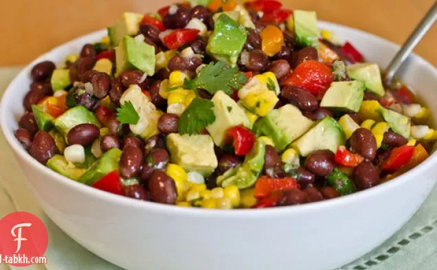 سلطة الفاصوليا السوداء والذرة والفلفل الأحمر مع خل الكزبرة بالليمون