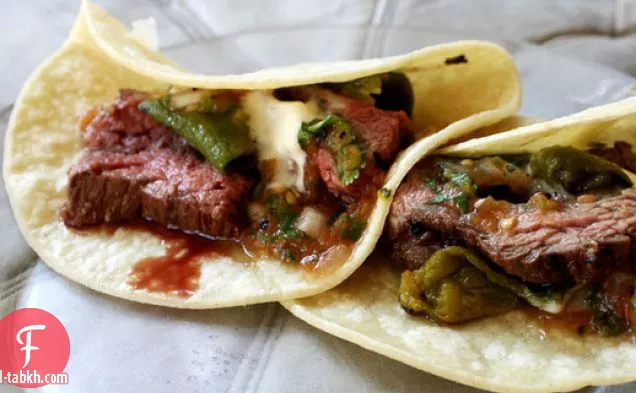 سندويشات التاكو ستيك مع صلصة الطماطم الخضراء المشوية