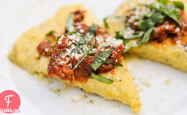 عصيدة من دقيق الذرة المشوية مع المارينارا والبارميزان والريحان