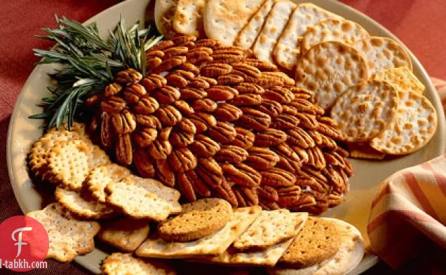 كوز الصنوبر الجبن الكرة