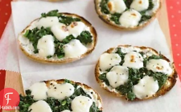 بيتزا صغيرة بالسبانخ والجبن