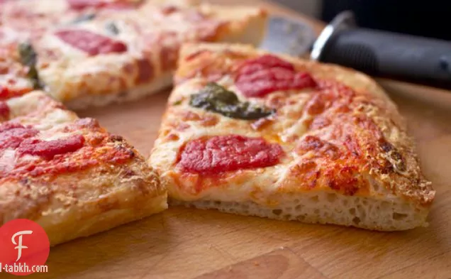 بيتزا مربعة على الطراز الصقلي بدون لف في المنزل