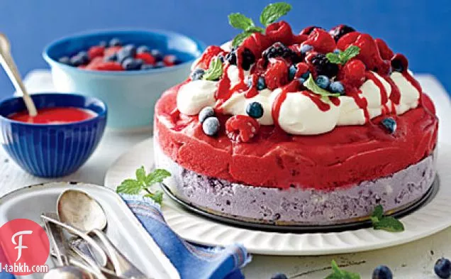 كعكة الآيس كريم الأحمر والأبيض والأزرق